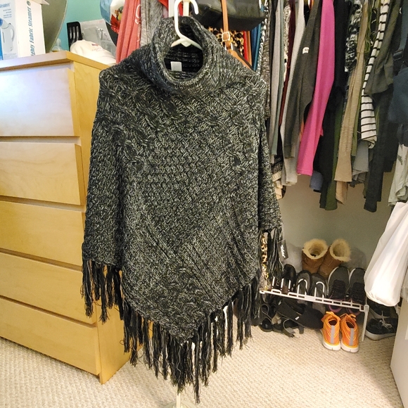 Yelete Sweaters - Yelete Black White Funnel Neck Poncho